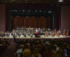 Orquestra Sinfônica do Paraná reencontra o público no grande auditório do Teatro Guaíra