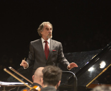 Orquestra Sinfônica do Paraná reencontra o público no grande auditório do Teatro Guaíra