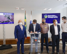 09.11.2021 - Governador Carlos Massa Ratinho Junior assina programa Estradas da Integração.