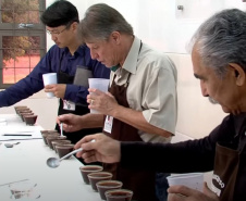 Os finalistas do Concurso Café Qualidade Paraná foram conhecidos nesta quinta-feira, dia 25, com a divulgação do resultado da 19º edição do concurso que já virou tradição no estado e tem a intenção de promover a bebida e valorizar o cafeicultor paranaense. Neste ano o Concurso Café Qualidade Paraná selecionou os três melhores lotes em cada uma das categorias: Café Natural, Cereja Descascado e Fermentação Induzida. - Curitiba, 26/11/2021 - Foto: IDR-PARANÁ