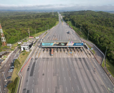 O Departamento de Estradas de Rodagem do Paraná (DER/PR) está ingressando na Justiça Federal com pedido de liminar em Ação Civil Pública para obrigar as concessionárias de pedágio do anel de integração a implantar a canalização do tráfego e reforço de sinalização nas praças de pedágio, a fim de garantir a transposição livre e segura dos usuários, com o encerramento dos contratos. -  Curitiba, 22/11/2021 - Foto: Rodrigo Félix Leal/SEIL