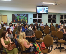 Formandos do primeiro curso de Especialização em Auditoria do SUS receberam na noite desta terça-feira (23) o diploma que permitirá atuar no controle, avaliação e auditoria dos recursos do Sistema Único de Saúde (SUS). Trinta alunos participaram da solenidade realizada no auditório da Escola de Saúde Pública do Paraná (ESPP). - Curitiba, 24/11/2021 - Foto: Américo Antonio/SESA