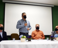 Formandos do primeiro curso de Especialização em Auditoria do SUS receberam na noite desta terça-feira (23) o diploma que permitirá atuar no controle, avaliação e auditoria dos recursos do Sistema Único de Saúde (SUS). Trinta alunos participaram da solenidade realizada no auditório da Escola de Saúde Pública do Paraná (ESPP). - Curitiba, 24/11/2021 - Foto: Américo Antonio/SESA