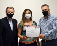 Formandos do primeiro curso de Especialização em Auditoria do SUS receberam na noite desta terça-feira (23) o diploma que permitirá atuar no controle, avaliação e auditoria dos recursos do Sistema Único de Saúde (SUS). Trinta alunos participaram da solenidade realizada no auditório da Escola de Saúde Pública do Paraná (ESPP). - Curitiba, 24/11/2021 - Foto: Américo Antonio/SESA