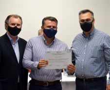 Formandos do primeiro curso de Especialização em Auditoria do SUS receberam na noite desta terça-feira (23) o diploma que permitirá atuar no controle, avaliação e auditoria dos recursos do Sistema Único de Saúde (SUS). Trinta alunos participaram da solenidade realizada no auditório da Escola de Saúde Pública do Paraná (ESPP). - Curitiba, 24/11/2021 - Foto: Américo Antonio/SESA