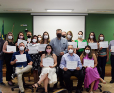 Formandos do primeiro curso de Especialização em Auditoria do SUS receberam na noite desta terça-feira (23) o diploma que permitirá atuar no controle, avaliação e auditoria dos recursos do Sistema Único de Saúde (SUS). Trinta alunos participaram da solenidade realizada no auditório da Escola de Saúde Pública do Paraná (ESPP). - Curitiba, 24/11/2021 - Foto: Américo Antonio/SESA