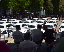 O Governo do Estado realizou mais uma entrega dos carros para Estratégia da Saúde da Família (ESF) neste sábado (13). Agora, os 15 municípios da 7ª Regional de Saúde de Pato Branco foram beneficiados com a doação de 43 automóveis, em um investimento de mais de R$ 1,4 milhão. - Pato Branco, 13/11/2021 - Foto: Américo Antonio/SESA