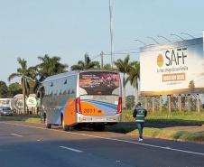 O Departamento de Estradas de Rodagem do Paraná (DER/PR) está ingressando na Justiça Federal com pedido de liminar em Ação Civil Pública para obrigar as concessionárias de pedágio do anel de integração a implantar a canalização do tráfego e reforço de sinalização nas praças de pedágio, a fim de garantir a transposição livre e segura dos usuários, com o encerramento dos contratos. -  Curitiba, 22/11/2021 - Foto: DER