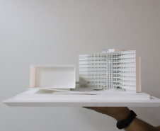 O Museu Oscar Niemeyer (MON) realiza uma série de encontros com o tema arquitetura. Nesta sexta-feira (26/11), às 19h, acontecerá o primeiro, no qual estarão presentes o arquiteto e pesquisador Sérgio Moacir Marques (PROPAR-UFRGS) e a arquiteta e professora Paula Zasnicoff Cardoso (Arquitetos Associados / UNI-BH / Ibmec), com mediação do arquiteto e professor Rodrigo Sartori Jabur (UFPR). - Curitiba, 25/11/2021.