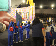 Crianças da Vila Torres, de Curitiba, visitam o MON pela primeira vez. Foto: Ricardo Freire/MON