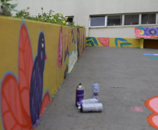 A pediatria do Hospital Universitário do Oeste do Paraná (Huop) ganhou mais cor nesta terça-feira (09). Crianças e adolescentes internados no hospital tiveram a oportunidade de colocar a mão na massa durante a oficina de graffite na unidade. Com pincel e tinta na mão, a expectativa foi deixar o espaço renovado, e ainda ter o contato com uma experiência única. - Cascavel, 10/121/2021 - Foto: UNIOESTE