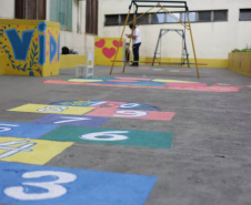 A pediatria do Hospital Universitário do Oeste do Paraná (Huop) ganhou mais cor nesta terça-feira (09). Crianças e adolescentes internados no hospital tiveram a oportunidade de colocar a mão na massa durante a oficina de graffite na unidade. Com pincel e tinta na mão, a expectativa foi deixar o espaço renovado, e ainda ter o contato com uma experiência única. - Cascavel, 10/121/2021 - Foto: UNIOESTE