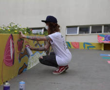 A pediatria do Hospital Universitário do Oeste do Paraná (Huop) ganhou mais cor nesta terça-feira (09). Crianças e adolescentes internados no hospital tiveram a oportunidade de colocar a mão na massa durante a oficina de graffite na unidade. Com pincel e tinta na mão, a expectativa foi deixar o espaço renovado, e ainda ter o contato com uma experiência única. - Cascavel, 10/121/2021 - Foto: UNIOESTE