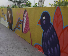 A pediatria do Hospital Universitário do Oeste do Paraná (Huop) ganhou mais cor nesta terça-feira (09). Crianças e adolescentes internados no hospital tiveram a oportunidade de colocar a mão na massa durante a oficina de graffite na unidade. Com pincel e tinta na mão, a expectativa foi deixar o espaço renovado, e ainda ter o contato com uma experiência única. - Cascavel, 10/121/2021 - Foto: UNIOESTE