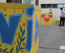 A pediatria do Hospital Universitário do Oeste do Paraná (Huop) ganhou mais cor nesta terça-feira (09). Crianças e adolescentes internados no hospital tiveram a oportunidade de colocar a mão na massa durante a oficina de graffite na unidade. Com pincel e tinta na mão, a expectativa foi deixar o espaço renovado, e ainda ter o contato com uma experiência única. - Cascavel, 10/121/2021 - Foto: UNIOESTE