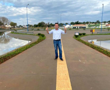 O secretário do Desenvolvimento Sustentável e do Turismo, Márcio Nunes, participou nesta quinta-feira (25) do plantio de mudas de árvores nativas no Parque Urbano de Maria Helena, no Noroeste do Estrado. O parque está com 77% de obras. -  Curitiba, 25/11/2021 - Foto: Alessandro Vieira/SEDEST