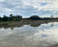 O secretário do Desenvolvimento Sustentável e do Turismo, Márcio Nunes, participou nesta quinta-feira (25) do plantio de mudas de árvores nativas no Parque Urbano de Maria Helena, no Noroeste do Estrado. O parque está com 77% de obras. -  Curitiba, 25/11/2021 - Foto: Alessandro Vieira/SEDEST