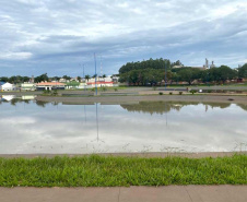 O secretário do Desenvolvimento Sustentável e do Turismo, Márcio Nunes, participou nesta quinta-feira (25) do plantio de mudas de árvores nativas no Parque Urbano de Maria Helena, no Noroeste do Estrado. O parque está com 77% de obras. -  Curitiba, 25/11/2021 - Foto: Alessandro Vieira/SEDEST