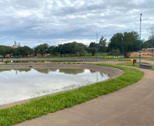 O secretário do Desenvolvimento Sustentável e do Turismo, Márcio Nunes, participou nesta quinta-feira (25) do plantio de mudas de árvores nativas no Parque Urbano de Maria Helena, no Noroeste do Estrado. O parque está com 77% de obras. -  Curitiba, 25/11/2021 - Foto: Alessandro Vieira/SEDEST