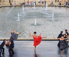 No último sábado, o público pôde conferir o balé “Carmen” no Parque Tanguá. O tradicional ponto turístico de Curitiba ganhou um novo ritmo, embalado pela cigana sedutora e seus amores e tragédias.Foto: José Fernando Ogura/AEN
