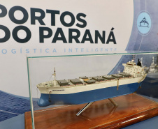Atividade portuária é transformada em arte em exposição na Portos do Paraná