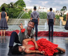 No último sábado, o público pôde conferir o balé “Carmen” no Parque Tanguá. O tradicional ponto turístico de Curitiba ganhou um novo ritmo, embalado pela cigana sedutora e seus amores e tragédias.Foto: José Fernando Ogura/AEN