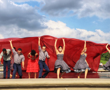 No último sábado, o público pôde conferir o balé “Carmen” no Parque Tanguá. O tradicional ponto turístico de Curitiba ganhou um novo ritmo, embalado pela cigana sedutora e seus amores e tragédias.Foto: José Fernando Ogura/AEN