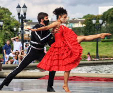 No último sábado, o público pôde conferir o balé “Carmen” no Parque Tanguá. O tradicional ponto turístico de Curitiba ganhou um novo ritmo, embalado pela cigana sedutora e seus amores e tragédias.Foto: José Fernando Ogura/AEN