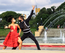 No último sábado, o público pôde conferir o balé “Carmen” no Parque Tanguá. O tradicional ponto turístico de Curitiba ganhou um novo ritmo, embalado pela cigana sedutora e seus amores e tragédias.Foto: José Fernando Ogura/AEN