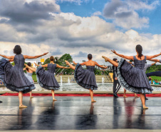 No último sábado, o público pôde conferir o balé “Carmen” no Parque Tanguá. O tradicional ponto turístico de Curitiba ganhou um novo ritmo, embalado pela cigana sedutora e seus amores e tragédias.Foto: José Fernando Ogura/AEN