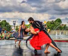 No último sábado, o público pôde conferir o balé “Carmen” no Parque Tanguá. O tradicional ponto turístico de Curitiba ganhou um novo ritmo, embalado pela cigana sedutora e seus amores e tragédias.Foto: José Fernando Ogura/AEN