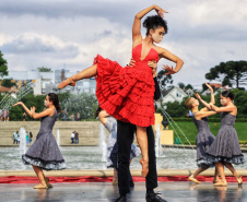 No último sábado, o público pôde conferir o balé “Carmen” no Parque Tanguá. O tradicional ponto turístico de Curitiba ganhou um novo ritmo, embalado pela cigana sedutora e seus amores e tragédias.Foto: José Fernando Ogura/AEN