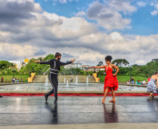 No último sábado, o público pôde conferir o balé “Carmen” no Parque Tanguá. O tradicional ponto turístico de Curitiba ganhou um novo ritmo, embalado pela cigana sedutora e seus amores e tragédias.Foto: José Fernando Ogura/AEN