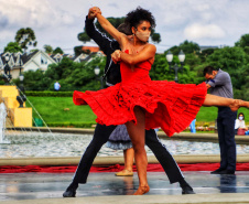 No último sábado, o público pôde conferir o balé “Carmen” no Parque Tanguá. O tradicional ponto turístico de Curitiba ganhou um novo ritmo, embalado pela cigana sedutora e seus amores e tragédias.Foto: José Fernando Ogura/AEN