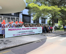 Diversas entidades da sociedade civil e várias secretarias do governo, estiveram reunidas hoje pela manhã em frente ao Palácio das Araucárias uma manifestação para celebrar o Dia Internacional de Não Violência Contra a Mulher. Foto: SEJUF