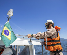 A Unidade de Segurança Portuária (UASP) da Portos do Paraná intensificou a fiscalização marítima de contra-bordo, como é tecnicamente designada. A ação agora acontece 24 horas, costeando todo o cais, da ponta leste do Terminal de Contêineres de Paranaguá (TCP), até a ponta oeste, onde estão localizados o píer de inflamáveis.  - Paranaguá, 23/11/2021 - Foto: Claudio Neves/Portos do Paraná