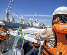 A Unidade de Segurança Portuária (UASP) da Portos do Paraná intensificou a fiscalização marítima de contra-bordo, como é tecnicamente designada. A ação agora acontece 24 horas, costeando todo o cais, da ponta leste do Terminal de Contêineres de Paranaguá (TCP), até a ponta oeste, onde estão localizados o píer de inflamáveis.  - Paranaguá, 23/11/2021 - Foto: Claudio Neves/Portos do Paraná