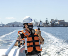 A Unidade de Segurança Portuária (UASP) da Portos do Paraná intensificou a fiscalização marítima de contra-bordo, como é tecnicamente designada. A ação agora acontece 24 horas, costeando todo o cais, da ponta leste do Terminal de Contêineres de Paranaguá (TCP), até a ponta oeste, onde estão localizados o píer de inflamáveis.  - Paranaguá, 23/11/2021 - Foto: Claudio Neves/Portos do Paraná