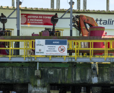 A Unidade de Segurança Portuária (UASP) da Portos do Paraná intensificou a fiscalização marítima de contra-bordo, como é tecnicamente designada. A ação agora acontece 24 horas, costeando todo o cais, da ponta leste do Terminal de Contêineres de Paranaguá (TCP), até a ponta oeste, onde estão localizados o píer de inflamáveis.  - Paranaguá, 23/11/2021 - Foto: Claudio Neves/Portos do Paraná