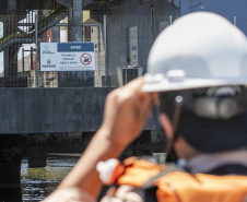 A Unidade de Segurança Portuária (UASP) da Portos do Paraná intensificou a fiscalização marítima de contra-bordo, como é tecnicamente designada. A ação agora acontece 24 horas, costeando todo o cais, da ponta leste do Terminal de Contêineres de Paranaguá (TCP), até a ponta oeste, onde estão localizados o píer de inflamáveis.  - Paranaguá, 23/11/2021 - Foto: Claudio Neves/Portos do Paraná