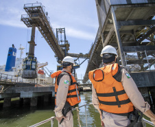 A Unidade de Segurança Portuária (UASP) da Portos do Paraná intensificou a fiscalização marítima de contra-bordo, como é tecnicamente designada. A ação agora acontece 24 horas, costeando todo o cais, da ponta leste do Terminal de Contêineres de Paranaguá (TCP), até a ponta oeste, onde estão localizados o píer de inflamáveis.  - Paranaguá, 23/11/2021 - Foto: Claudio Neves/Portos do Paraná