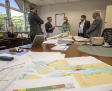 Nesta segunda-feira (22), o ministro Guilherme Caputo Bastos, do Tribunal Superior do Trabalho (TST), visitou a sede da Portos do Paraná, onde participou do II Seminário sobre Trabalho Portuário. Organizado pelo Órgão Gestor de Mão-de-Obra do Trabalhador Portuário Avulso (OGMO) de Paranaguá, o evento teve apoio da administração dos portos de Paranaguá e Antonina. - Paranaguá, 22/11/2021 - Foto: Claudio Neves/Portos do Paraná