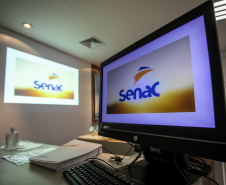 A Portos do Paraná, em parceria com o Serviço Nacional de Aprendizagem Comercial (Senac), entregou nesta sexta-feira (26) os certificados aos 35 jovens da Ilha dos Valadares que participaram dos cursos de Comunicação e Atendimento e Introdução à Maquiagem.  -  Paranaguá, 26/11/2021 - Foto: Claudio Neves/Portos do Paraná