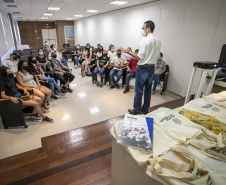 A Portos do Paraná, em parceria com o Serviço Nacional de Aprendizagem Comercial (Senac), entregou nesta sexta-feira (26) os certificados aos 35 jovens da Ilha dos Valadares que participaram dos cursos de Comunicação e Atendimento e Introdução à Maquiagem.  -  Paranaguá, 26/11/2021 - Foto: Claudio Neves/Portos do Paraná