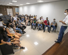 A Portos do Paraná, em parceria com o Serviço Nacional de Aprendizagem Comercial (Senac), entregou nesta sexta-feira (26) os certificados aos 35 jovens da Ilha dos Valadares que participaram dos cursos de Comunicação e Atendimento e Introdução à Maquiagem.  -  Paranaguá, 26/11/2021 - Foto: Claudio Neves/Portos do Paraná