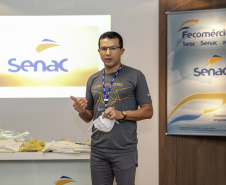 A Portos do Paraná, em parceria com o Serviço Nacional de Aprendizagem Comercial (Senac), entregou nesta sexta-feira (26) os certificados aos 35 jovens da Ilha dos Valadares que participaram dos cursos de Comunicação e Atendimento e Introdução à Maquiagem.  -  Paranaguá, 26/11/2021 - Foto: Claudio Neves/Portos do Paraná