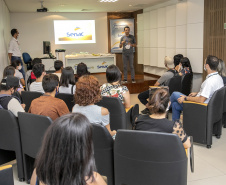 A Portos do Paraná, em parceria com o Serviço Nacional de Aprendizagem Comercial (Senac), entregou nesta sexta-feira (26) os certificados aos 35 jovens da Ilha dos Valadares que participaram dos cursos de Comunicação e Atendimento e Introdução à Maquiagem.  -  Paranaguá, 26/11/2021 - Foto: Claudio Neves/Portos do Paraná