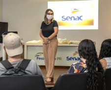 A Portos do Paraná, em parceria com o Serviço Nacional de Aprendizagem Comercial (Senac), entregou nesta sexta-feira (26) os certificados aos 35 jovens da Ilha dos Valadares que participaram dos cursos de Comunicação e Atendimento e Introdução à Maquiagem.  -  Paranaguá, 26/11/2021 - Foto: Claudio Neves/Portos do Paraná