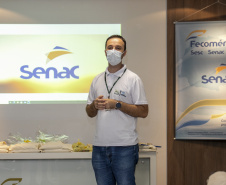 A Portos do Paraná, em parceria com o Serviço Nacional de Aprendizagem Comercial (Senac), entregou nesta sexta-feira (26) os certificados aos 35 jovens da Ilha dos Valadares que participaram dos cursos de Comunicação e Atendimento e Introdução à Maquiagem.  -  Paranaguá, 26/11/2021 - Foto: Claudio Neves/Portos do Paraná