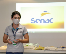 A Portos do Paraná, em parceria com o Serviço Nacional de Aprendizagem Comercial (Senac), entregou nesta sexta-feira (26) os certificados aos 35 jovens da Ilha dos Valadares que participaram dos cursos de Comunicação e Atendimento e Introdução à Maquiagem.  -  Paranaguá, 26/11/2021 - Foto: Claudio Neves/Portos do Paraná